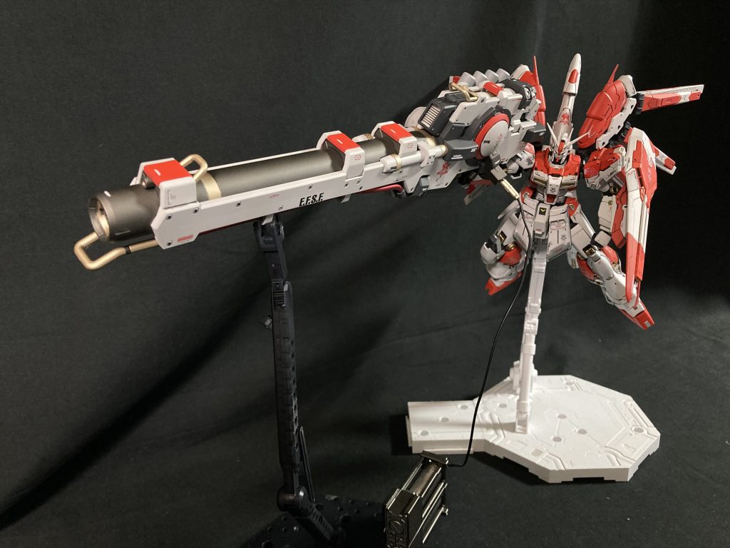 ランチャー発射体勢でポージング。台座も2台必須となります。