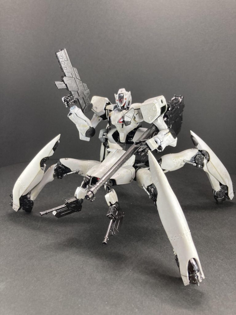 基本装備はビームマシンガン、滑空砲、サブアームにマシンガン、腕部にビームサーベルを内蔵。脚部にパイルドライバ。