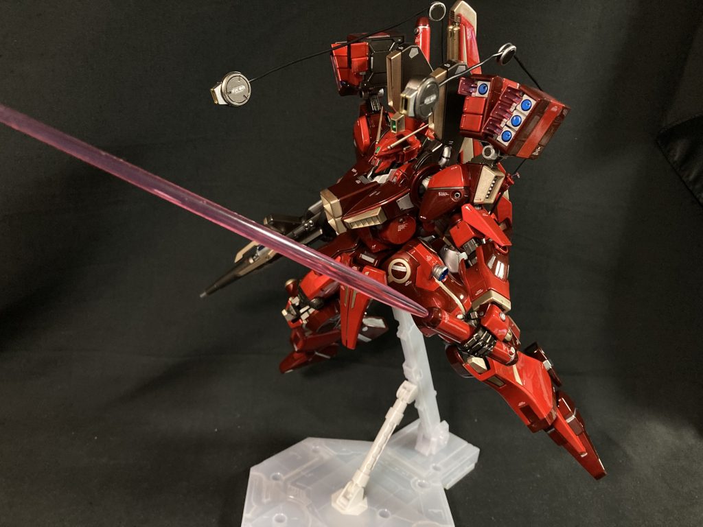 武装展開してポージング。ドデカビームサーベルがめちゃくちゃ似合います。