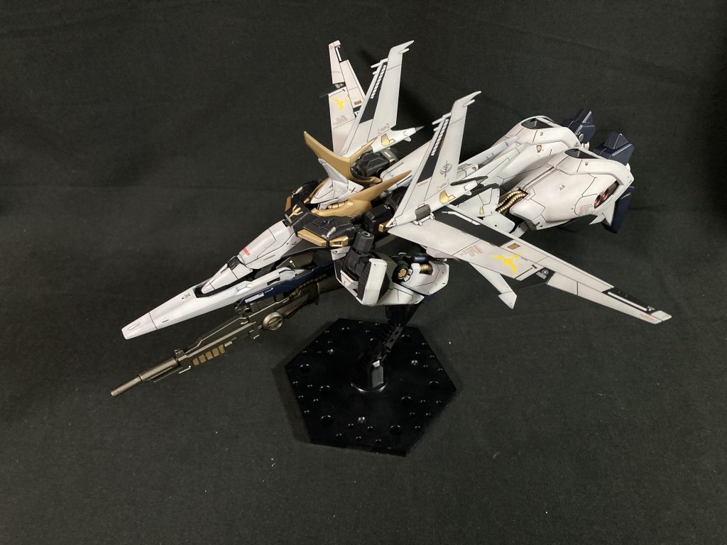 合体して戦闘機形態へ。本来バウは合体からの変形はできないのですが、ジョイント部分を改造して二機を戦闘機形態のまま合体できるようにしてみました。