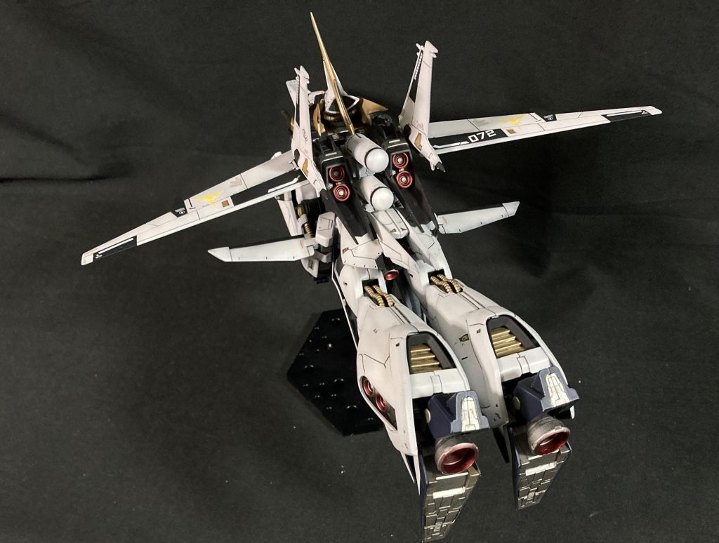 合体変形を後ろから。足の裏にブースターも増設してあります。