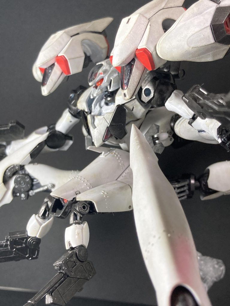 最近発売した某ロボットアクションゲームで多脚兵器が作りたくなり、1番お気に入りの多脚とミキシングしてみました。白塗装は苦手ですが、世界観に合わせてウェザリングすることで誤魔化してます。