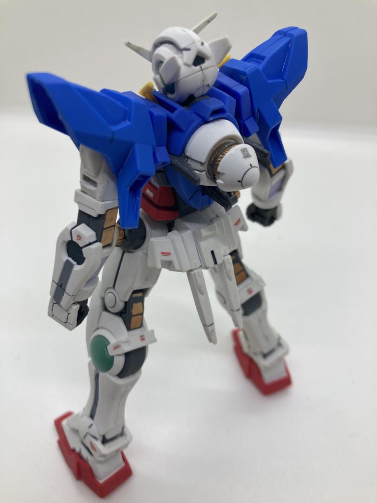 アメイジングエクシアを製作した際に出た余剰パーツを使いました。ショルダーアーマーやGNドライヴを交換しました。