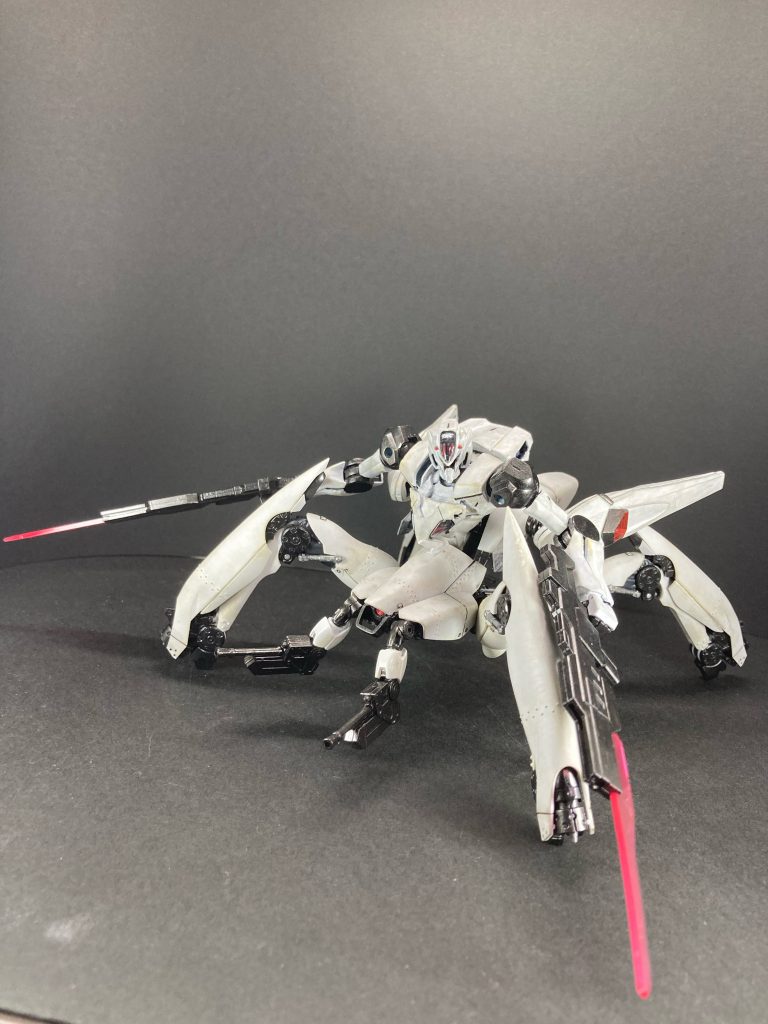 隊長機スピア1。武装と装甲は最低限の機動性重視。滑空砲の代わりに大型スラスター。ビームマシンガンは専用の銃剣仕様。常に最前線で敵を狩る死神。