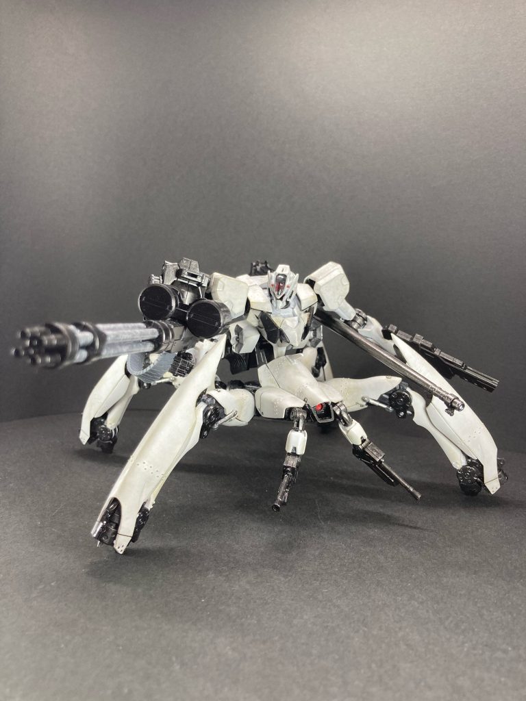 副隊長機スピア2。広範囲殲滅用の大型ガトリングを装備。突撃する隊長に代わり戦場の把握と現場指揮をとる。