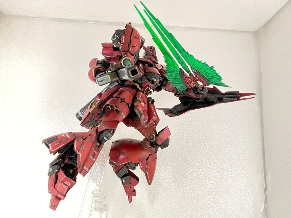 別売水転写デカールを貼り、汚しはウェザリングマスターのスス、シルバー、ガンメタ、オイル使用。やはり赤い機体は白い機体よりもウェザリングがハマりやすいですね。多少雑な作業でも重厚感が出ますね、