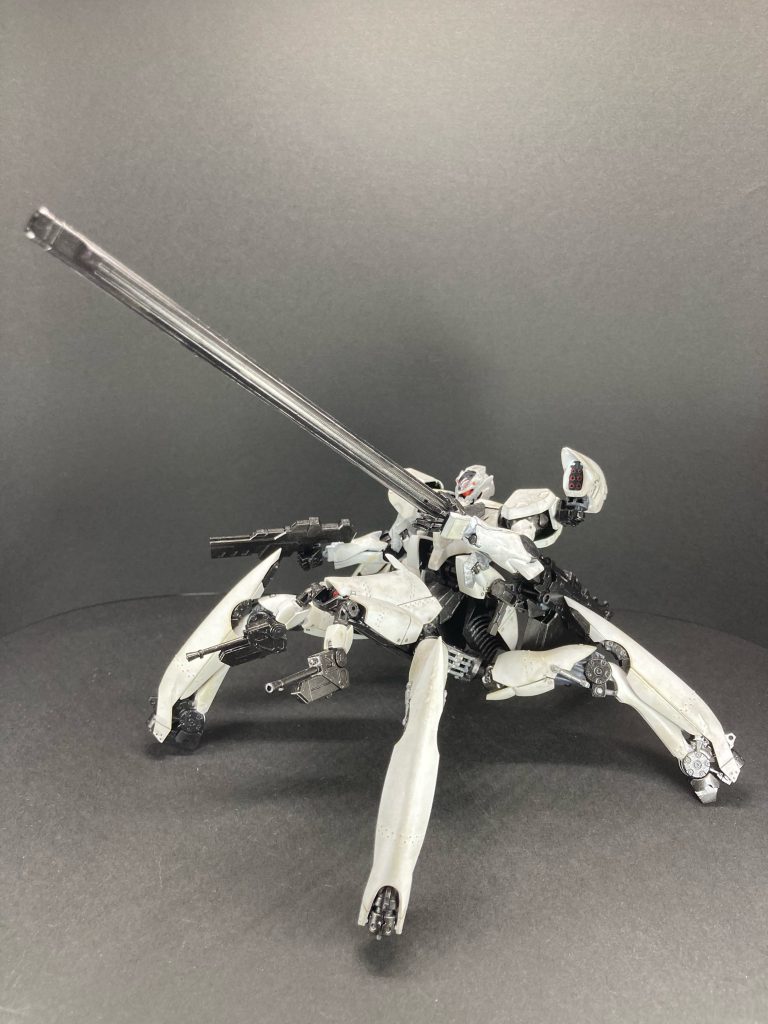 狙撃担当スピア4。肩部に狙撃用の大型センサー、大口径長砲身の専用滑空砲装備。砲撃時は脚部パイルドライバで機体を固定して正確な射撃が可能。