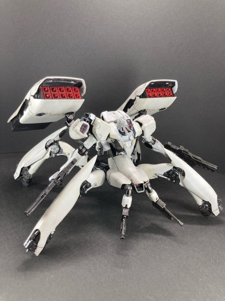 範囲攻撃特化スピア5。左右それぞれに10連装ミサイルポッドを装備。通常弾頭や拡散弾頭などを切り替えて面制圧を担当する。