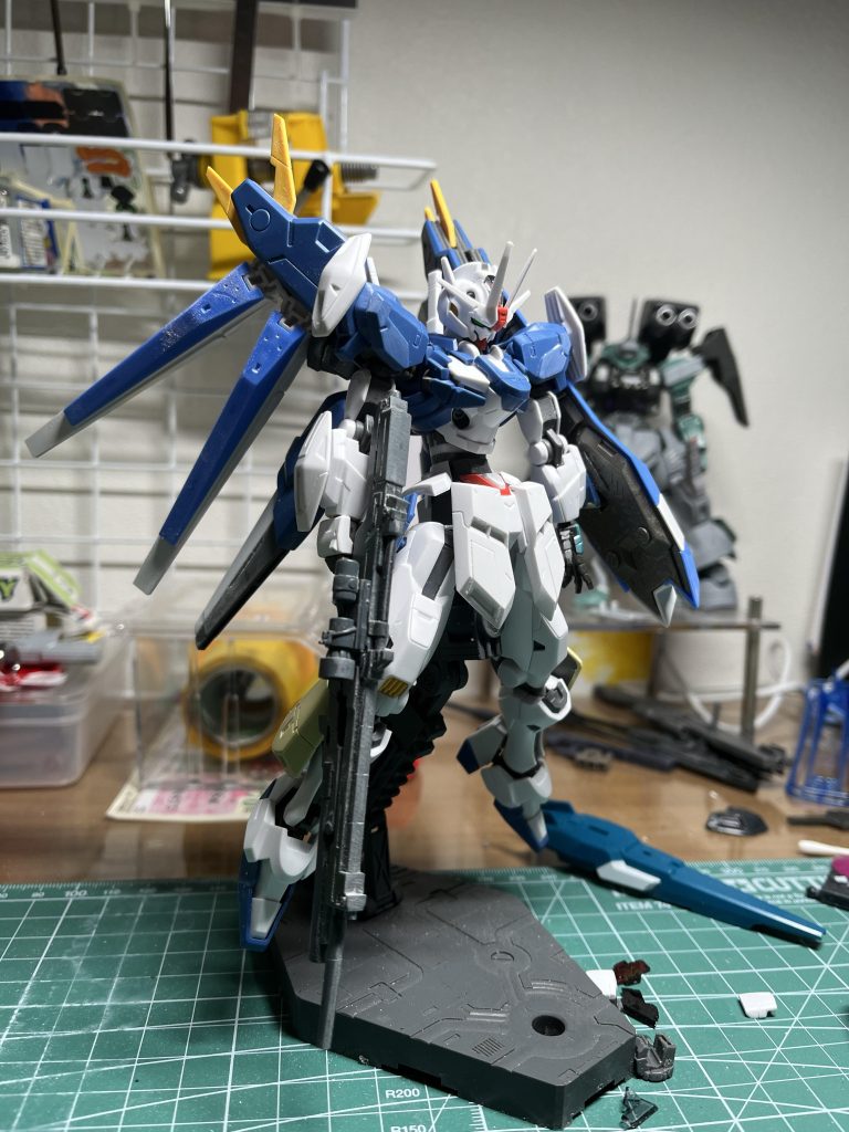 軽くミキシングするつもりだったので接続はかなり適当です、、、ｗホントは完全に接着するつもりでいたのですが、塗分けるのが大変だなと思い、雑に工作しました、、見えないので気にしない！！ｗ脚部にデミトレーナーの装甲ブースターHG Hi‐νガンダムのフロントスカートを移植してボリュームアップさせています。