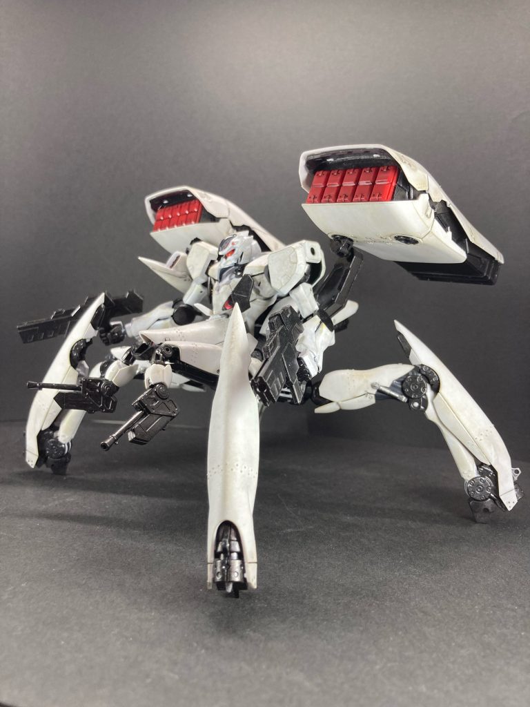 別ポージング色々。付け替えによってはガトリングとミサイルポッド、滑空砲の全部乗せなども可能。