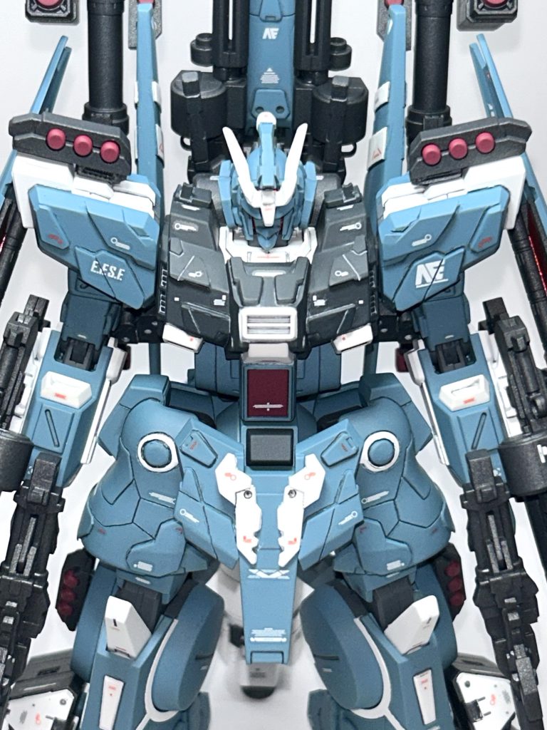 【機体解説】フルアーマーシルヴァバレト(ユニコーンヘッド装備)本機は「シルヴァバレトの強化プラン(サプレッサー化)」の中の1つである。搭乗予定者の「ビームマグナムを使用したい」という要望を叶えるため,ショートバレルにし出力を抑えたものを採用すると共に,搭乗予定者が使い慣れた武装をという考えから,フルアーマーユニコーンの武装を取り入れるプランを開発した。ヘッドパーツはシールドファンネルの操作性能を上げるために,禁止されているユニコーンタイプの使用を考え,見た目からバレないよう強化装甲(両サイド・顎ガード 等)を装着したところ,奇しくも「あの機体」に似たため機体色はネイビーブルー系に変更された。強化プランとしては有効であったものの,搭乗予定者がビームマグナムの威力と命中精度に変化が出たことや,自身の存在が知られてしまう可能性のある武装類が搭載されていることを嫌がり,「ビームマグナムを現行の威力のままシルヴァバレトの腕部で使うことを前提とした開発」を余儀なくされ,現在確認されている「専用M kーⅡ」や「シルヴァバレトサプレッサー」の運用方法が急遽,採用される事となった。 …という妄想です…。