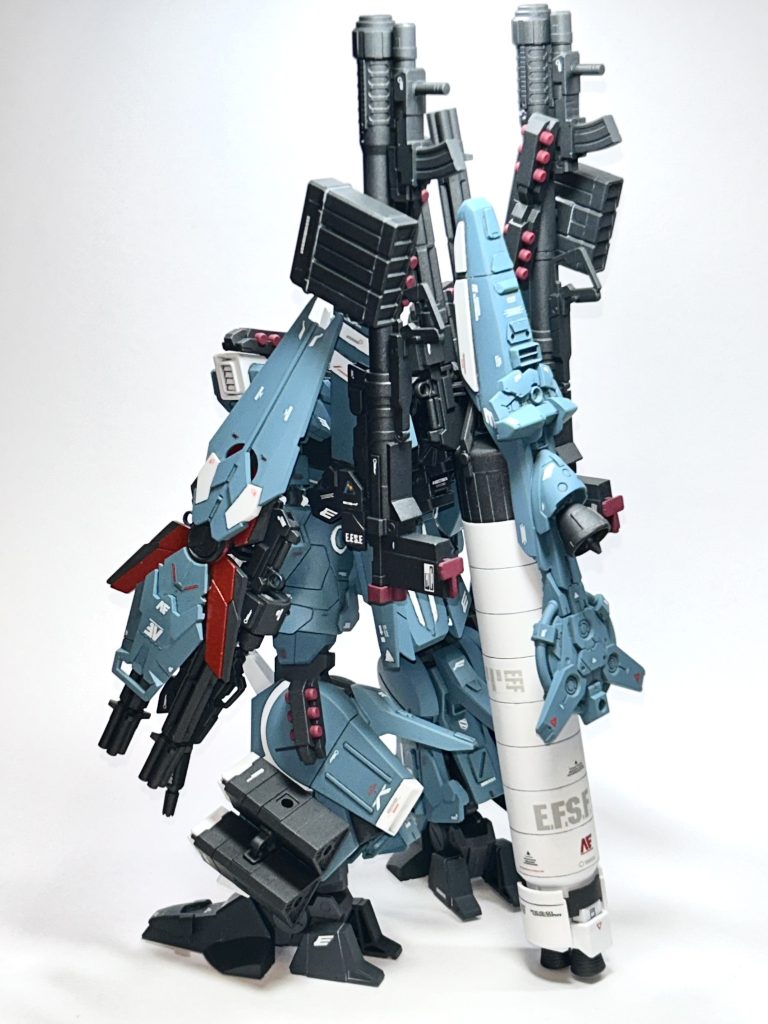 バックパックは先述の機体の開発経路(妄想)を意識して,MKーⅡのものを採用したかったのですが,ジャンクや中古品で程度の良いものが中々見つからず,ジャンク品の百式が手元にあったので,そちらのバックパックを使用しました。フルアーマー化によって自立するかどうかの心配を解消するため,フルアーマーユニコーンのブースターとMGのZシールドから,Mk-Ⅴのシールドブースターっぽいものを制作し機体の支えにしました。(搭乗者が「NTの素質」がある場合は,切り離して大型のファンネルとしても使用可能。 …という妄想もしました…。)