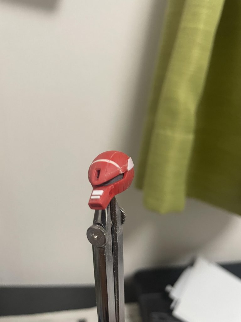 頭部に切り込みを入れ、プラ板を挟んで若干日差し部分を前に垂らしてみました。この手の改造は初めてでしたので不安でしたが、まぁまぁの出来で満足です。