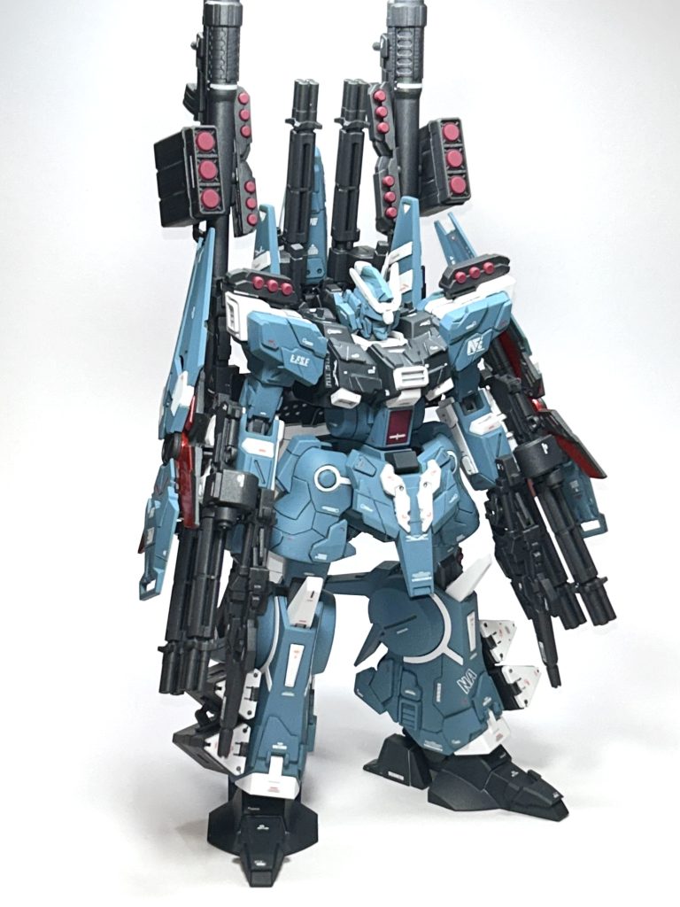 機体色は缶スプレー塗装の為,現行のMkーⅤに近いものを探す事から始まりましたが,タミヤカラーの「ASー19 インターミディエイトブルー(US NAVY)」を使用したところ,思っていた以上にそれっぽくなったのでありがたかったです。本家MkーⅤが割と単色であることから,前作みたいな細かな塗分けはせず,増加装甲・モールドの追加とデカールで情報量を増やそうと頑張りました。