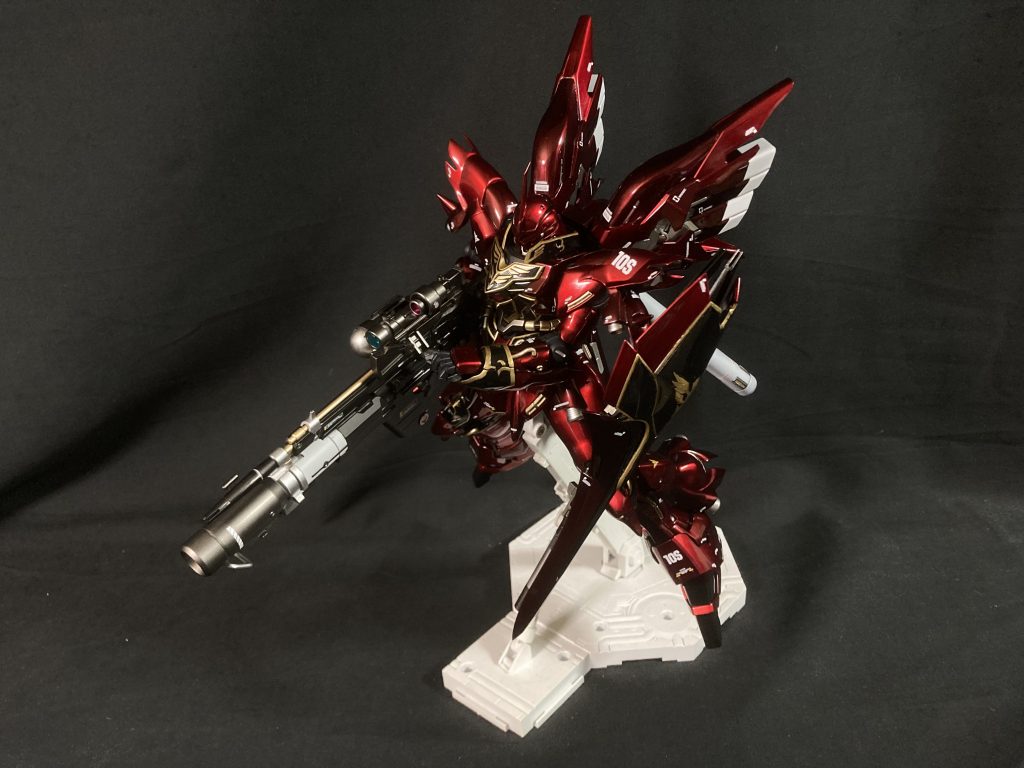 武装合体状態でポージング。このバズ＋ライフルはゴツゴツでめっちゃカッコイイんですが、代わりにめっちゃ重いんですよね。関節を多少強化してますが自力保持はギリギリです。