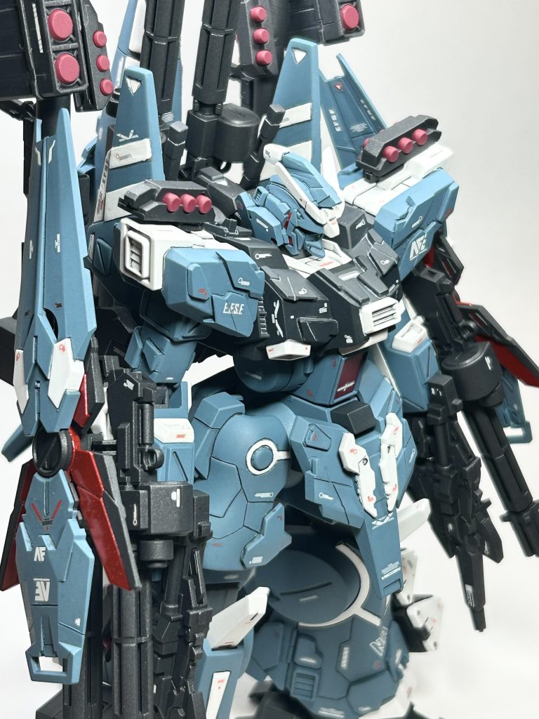 のっぺりとしたHGシルヴァバレトが,思い描いた重装甲MSにできたのは本当に感無量で,ついつい眺めてしまいます。子どもの頃,若い頃にはできなかったことが,40歳を超えて知識を身につけできるようになる…。「大人になってからのガンプラは楽しい」と言われる理由が,今回の制作を通してさらに分かったような気がします。年末に向けて仕事が忙しくなりますが,また,時間見つけてコツコツ作ろうかな…。ここまで見て下さり,ありがとうございました。感想など,コメント頂けたら嬉しいです。よろしくお願い致しますm(_ _)m