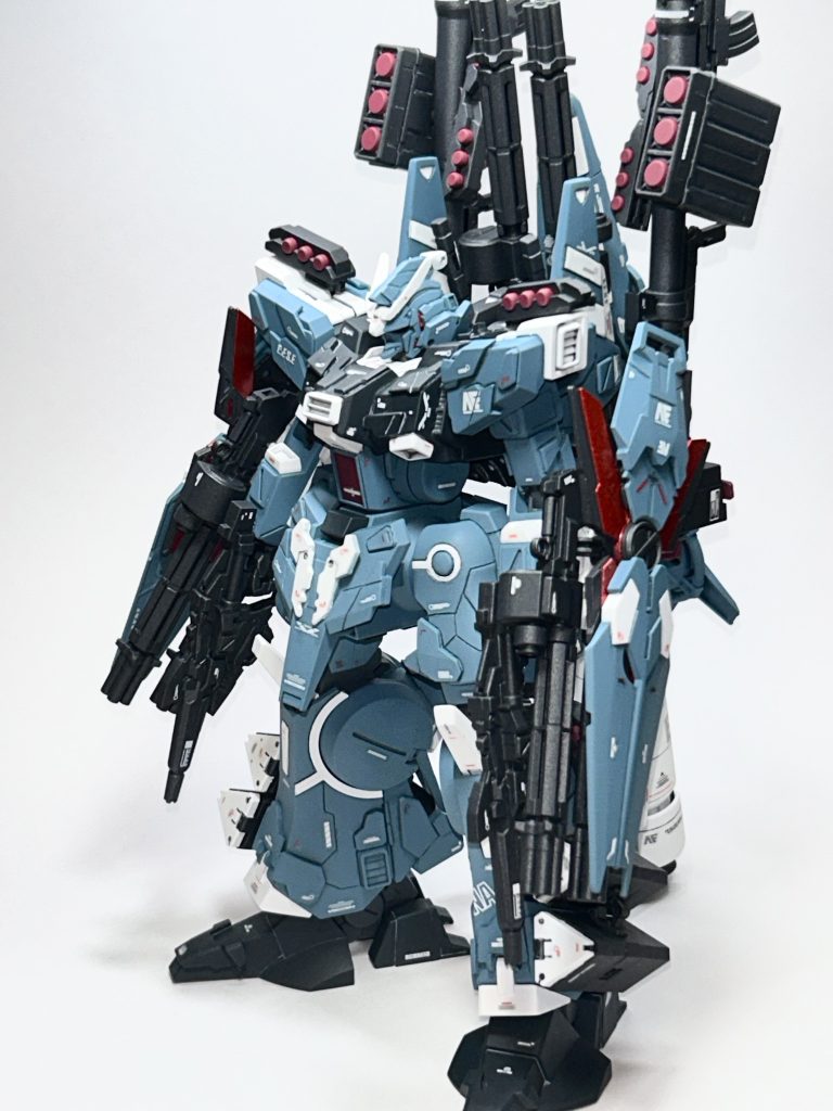 シールドは通常の向きでも取り付けが可能。こちらでも全然いいですが,反対向きの方がシルエットが縦長なこの機体には似合っている気がする…。シールドファンネル使用時は通常の向きで射出し,サイコプレートが翼の役割を果たすよう4枚のうち2枚だけ展開する(している)形にしました。