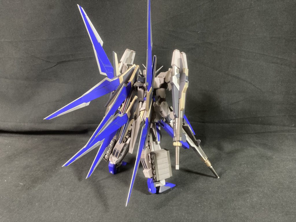 余った肩パーツをバックパックにすることで、ノーマルの羽を背中に回すことができました。ダブルバレットにも羽が余りパーツでついてくるので、盛れるだけ盛ってます。足のミサイルは何かのジャンクパーツです。