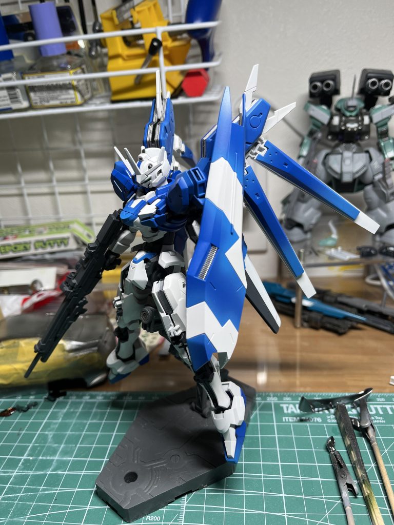 基本塗装までこの時点で勝ちを確信いたしました！Hi-νカラーかっちょいい～工作としては・腰で3mmほど延長（水星シリーズは腰延長を必ずしてます）・シールドのジョイント部（ｴｱﾘｱﾙのものを移植）・ファンネルジョイント部（3mmプラ棒）・アンテナ延長（ﾌﾟﾗ板にて1～2㎜程）・ライフルをネオジム磁石でスコープ・ｸﾞﾚﾈｰﾄﾞを着脱式・脚部追加ブースタージョイント部（3mmプラ棒）