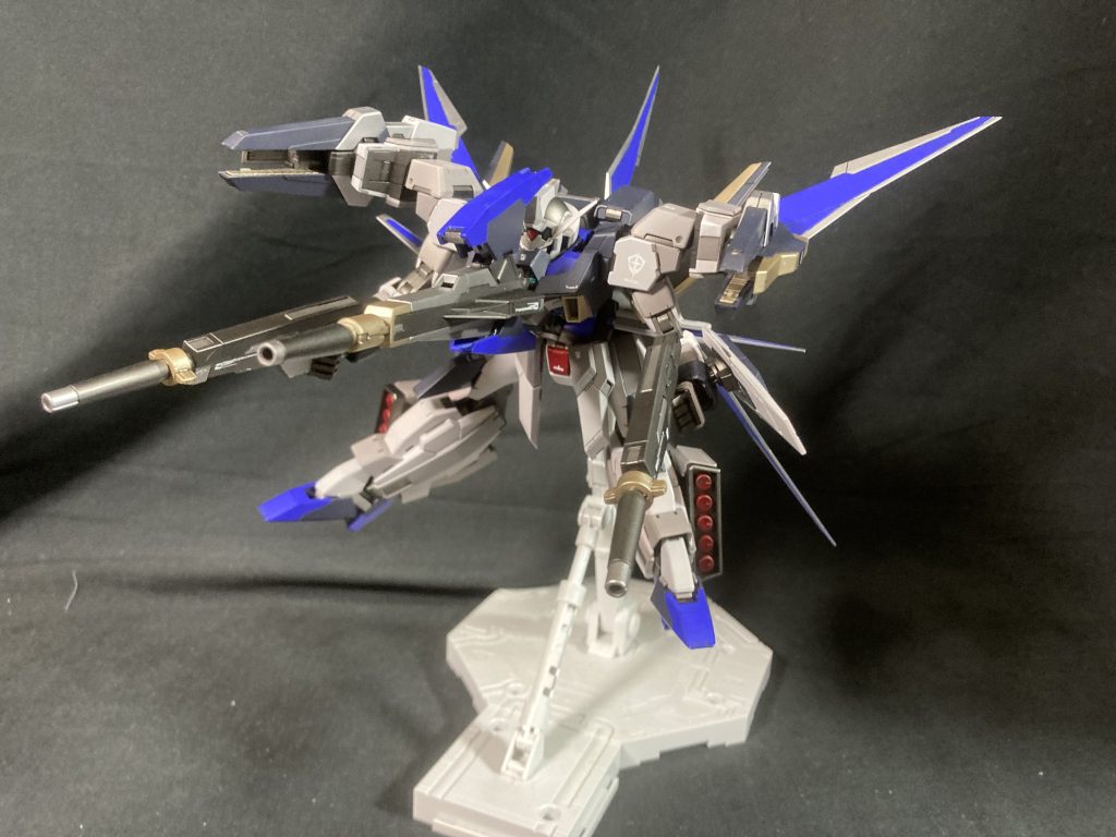 このキット、膝関節が逆に曲がるんですよね。つまり、ガウォーク形態も行けるということです。個人的にこの形態が一番好きだったりします。