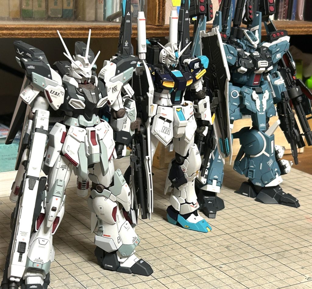 過去機体と。一応,自分としては「V作戦」のような役割の3機をイメージしています。(サ終となったガンダムブレイカーモバイルでお世話になった方々とのマルチプレイをオマージュして制作しました。見てくださっていたら嬉しいです。) ・ガンダムタイプ = シナンジュスタイン ・ガンキャノンタイプ = 量産型ν ・ガンタンクタイプ = FAシルヴァバレト