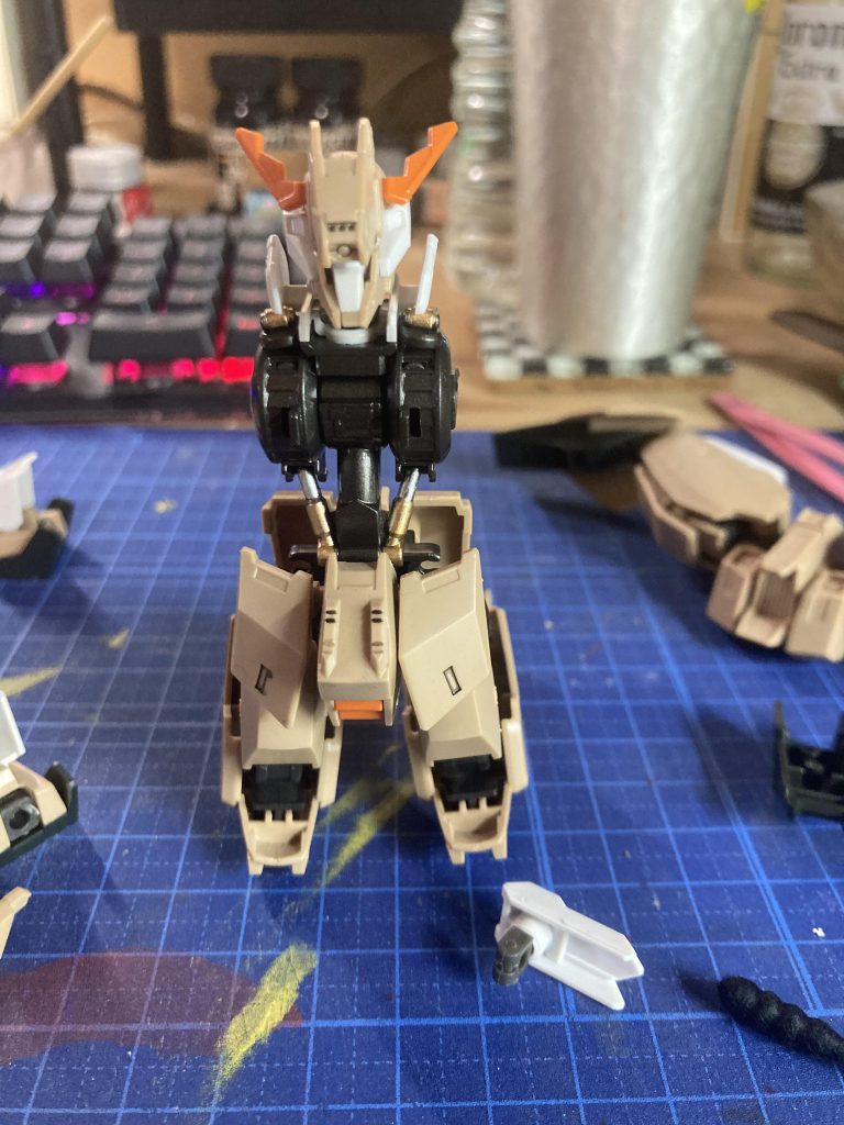 ガンダムフレームの部分には黒鉄色で塗装しシリンダーや各部にゴールド、シルバーで部分塗装も行いました。フレームのみ半光沢でコートしました。