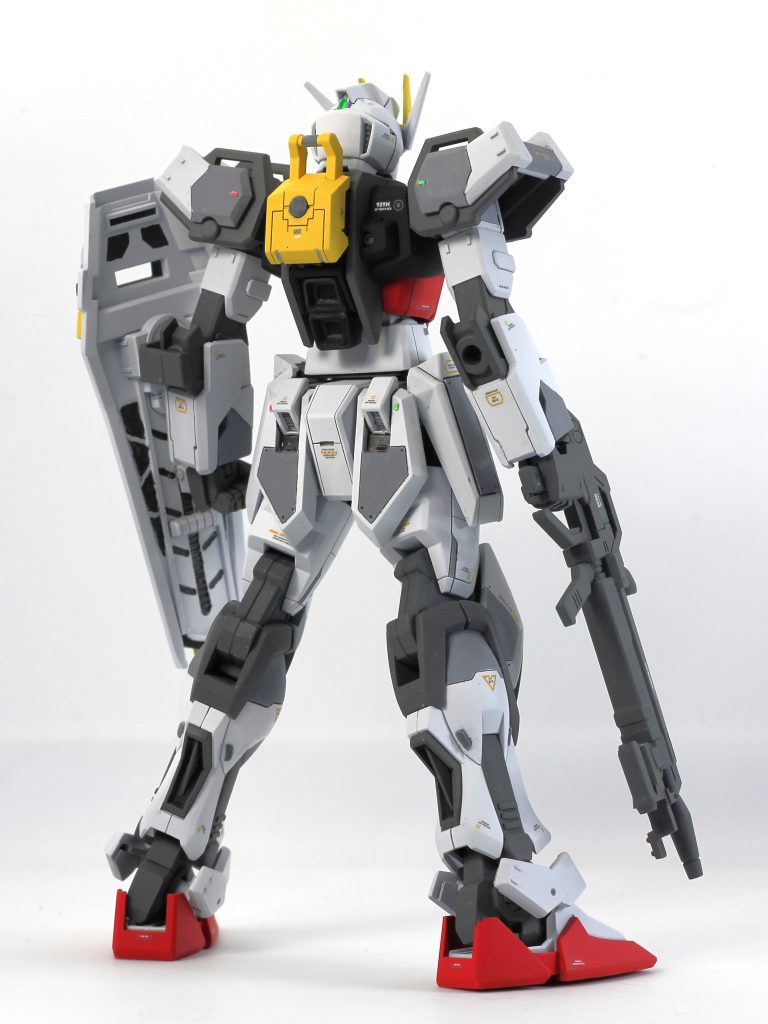 背中には小型化されてバッテリーパック。 シールド裏のトラスは、彫ったりせず描いて表現。