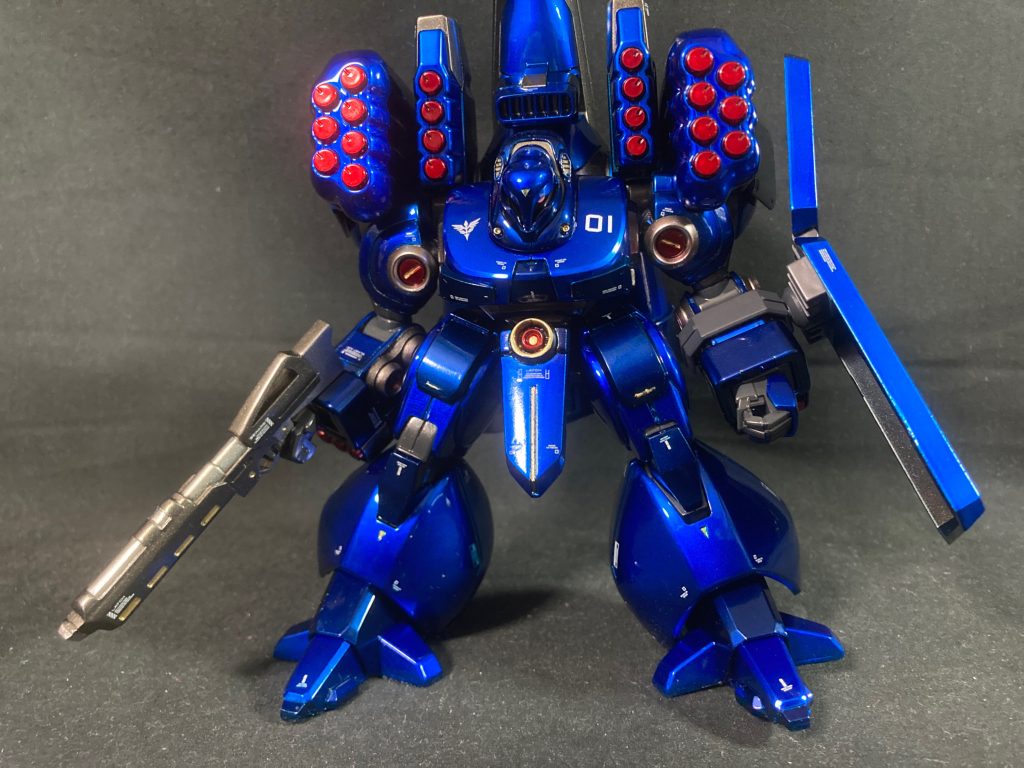 正面から。HGだけあって塗り分け箇所が多く、時間のかかるキャンディ塗装だとマスキングが結構大変だったりします。