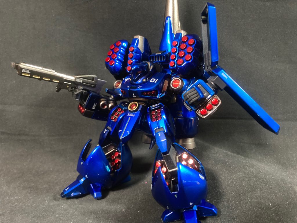 武装展開してポージング。ZZ版は本来ギラドーガのライフルと盾は装備してないのですが、キットに付いてきたので当然装着してます。やっぱり持ってた方がカッコイイ気がするので。