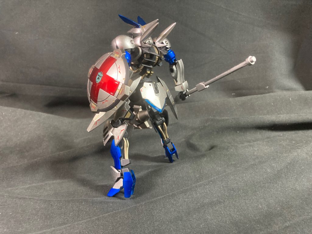 差し色は青と金で悩みましたが、クリアブルーのキャンディにしました。金色はフレームの塗り分けですね。盾の十字を赤にしたのはなんとなくです。実は救護班とか病院警護班とかなんですかね。