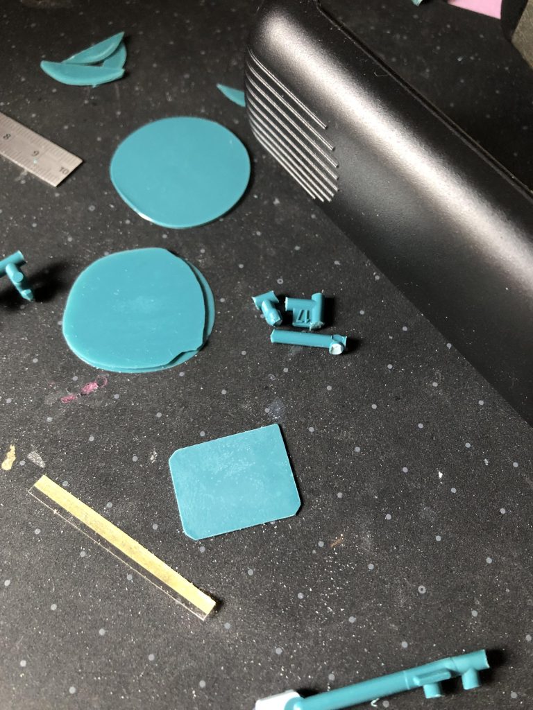 ランナータグ作成中。気泡が入りがちなので使えそうな部分を頑張って探します。気泡が出来ないようにするコツありますかね?