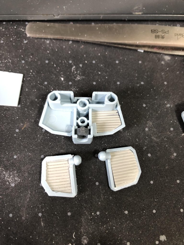 裏打ちの様子。多少大きさがズレていても上から細く切ったプラ板をライン上に貼り付けることで情報量も増え、誤魔化しも出来ます。左がライン修正、右が裏打ちのみです。