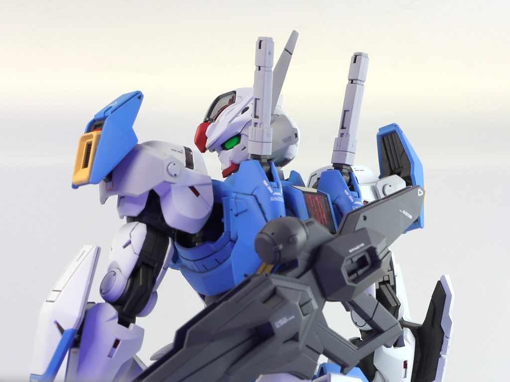 目は蛍光グリーン