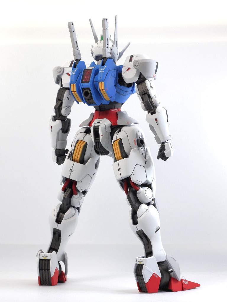 グレーの下地からグラデーションさせるように重ね塗りした白がいい感じです。