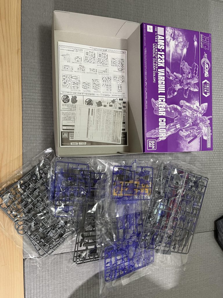 クリアキットの全塗装は初めてだったのでいい経験をさせていただきました。特に違いはありませんでしたが気になった点として、・ランナーから切り離す際、硬くてパーツまで割れそうで怖い・しっかり下地を塗らないと塗装が透けそう・塗装ハゲはありませんでしたが塗装が剥げやすそう（先入観）などがあげられます。完成してみたらデメリットもなく完成させることができました。プレバンの商品はプレ値で高いことが多いので、クリアキットを安く買って全塗装しても全く問題ないですね！