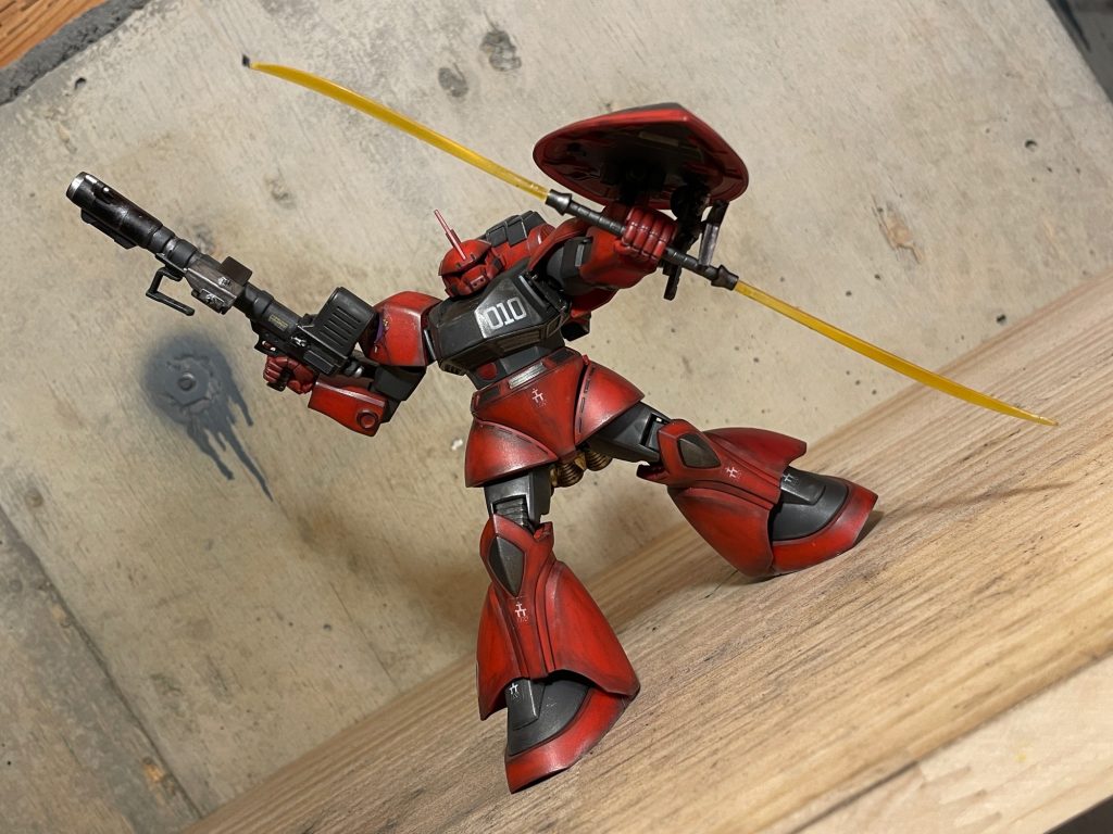 前作2機(マリーネとイエガー)に比べると伝統的なゲルググです。行方不明となったジョニーが連邦軍に鹵獲され、ティターンズの研究機体として運用されていた本機に出会い記憶を取り戻しながらTR計画の中心人物となっていく。……と言うことで、余っていたTR計画のデカールを使った後付け理由を妄想をしながら制作。赤い機体は汚しが良くなじむので良いですね。