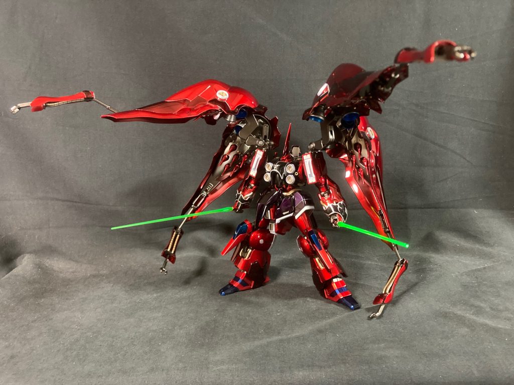 武装やら隠し腕やらを展開。目一杯広げるといかつくて良い感じです。場所を取るのが難点ですが。