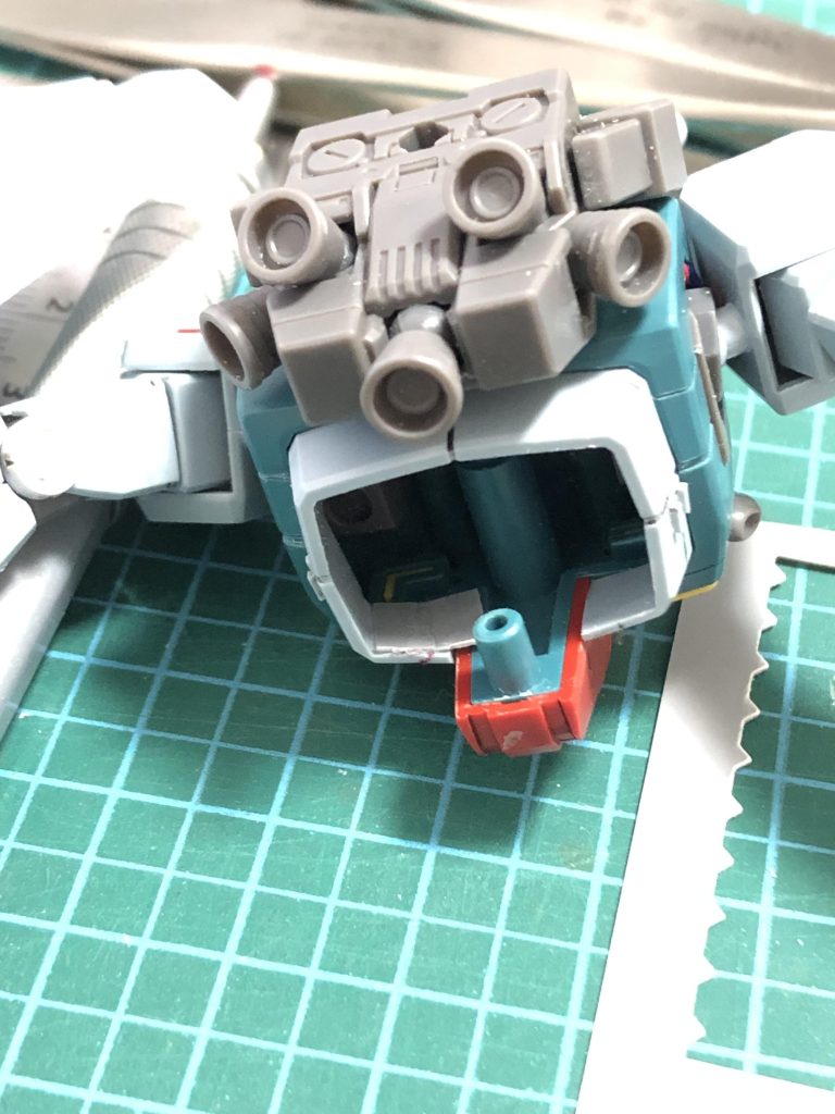 実は上半身のパーツがスジボリのラインで割れてしまったので裏側からプラ板を貼って応急処置しています。リカバリーが容易になったのも上達を感じますね。