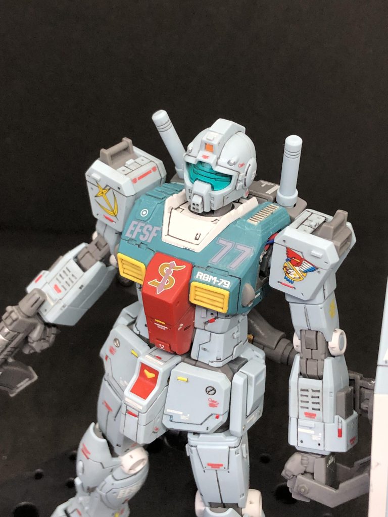 胸部アップ。左肩のダクトは腰アーマーの裏打ちに使った波型のプラプレートの余りをランナータグで挟んで作成しました。塗れば簡単ですが、成形色仕上げだと自然に見せるのが難しくて勉強になりました。