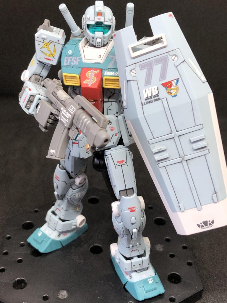 シールドはシンプルに。大きいデカールを貼るチャンスなので、シールド大好きです。どこまでパネルライン掘るかはいつも悩みます。