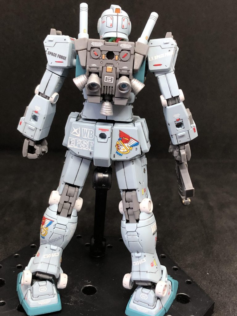 背面から。バックパックを少しだけ塗り分け。背面はあまりスジボリはせず、デカールで情報量を増やしています。特にスレッガー大尉のパーソナルマークデカールがたくさん余っていたので…