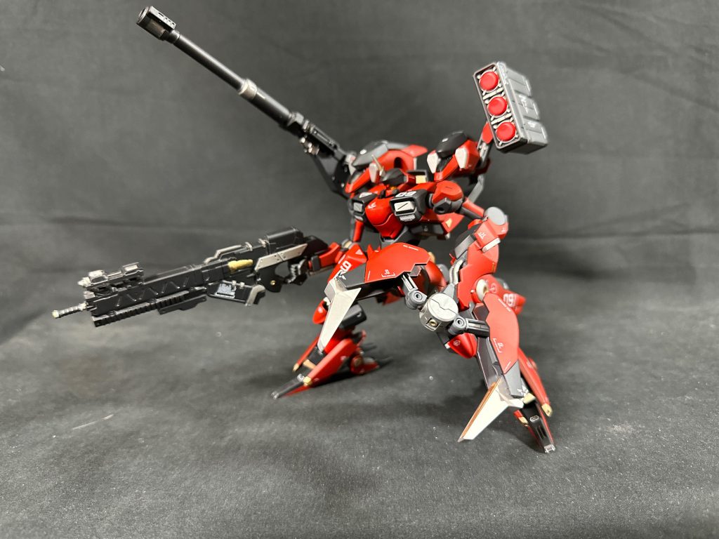 武装を展開。左手のクロー兼ブレードはファラクトの膝から下を移植してます。かかと部分はそのまま、つま先を外して逆の足のかかとを移植すると、クローっぽく改造できます。