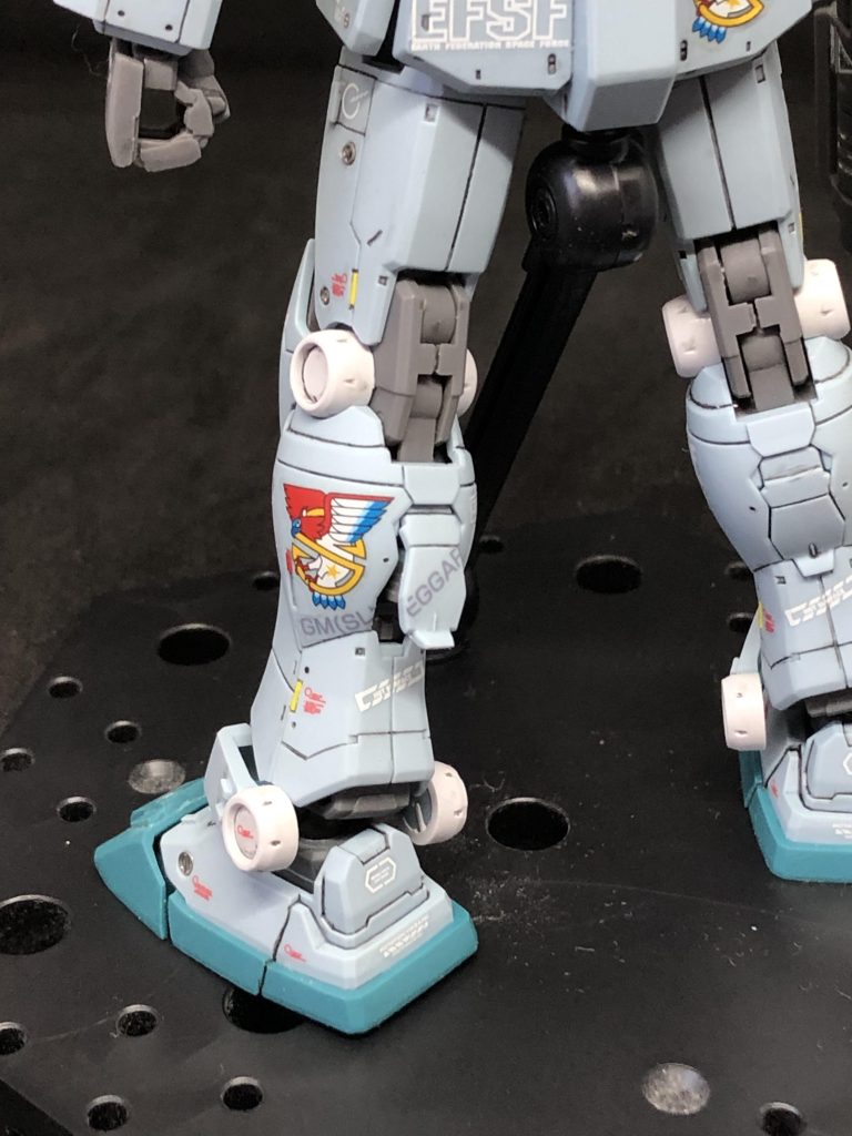 脚にはGM(SLEGGAR)の文字を貼り、ハッチオープン出来るように切れ目を入れました。このパネルラインやハッチに合わせてデカールを切るの好きです。