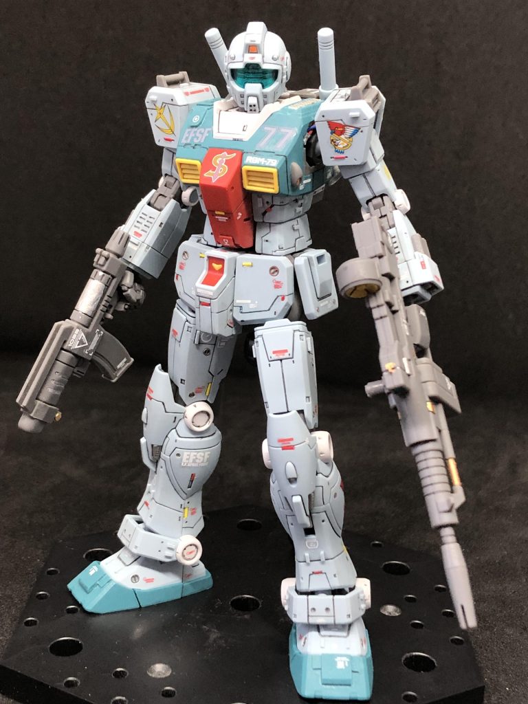 まずはお決まりの正面から。今回は特に前面の情報量を増やすことを意識しました。腕の排熱溝と脚のスジボリを頑張りました。どちらもかなり綺麗に掘れたと思いますがどうでしょう?