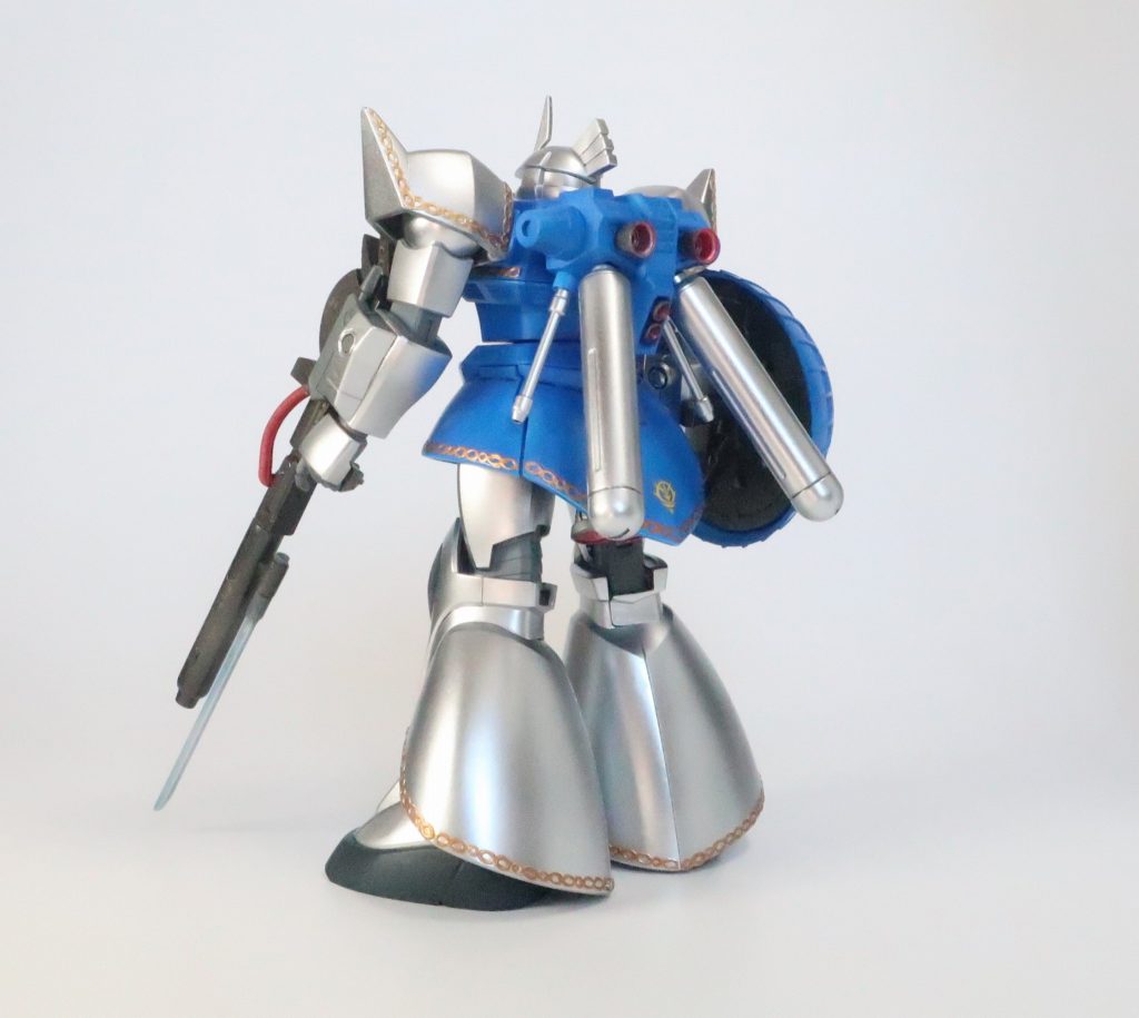 バックパックはマリーネのものを大型化。刺さっている細いシルバーの棒はハイパービームサーベルです。