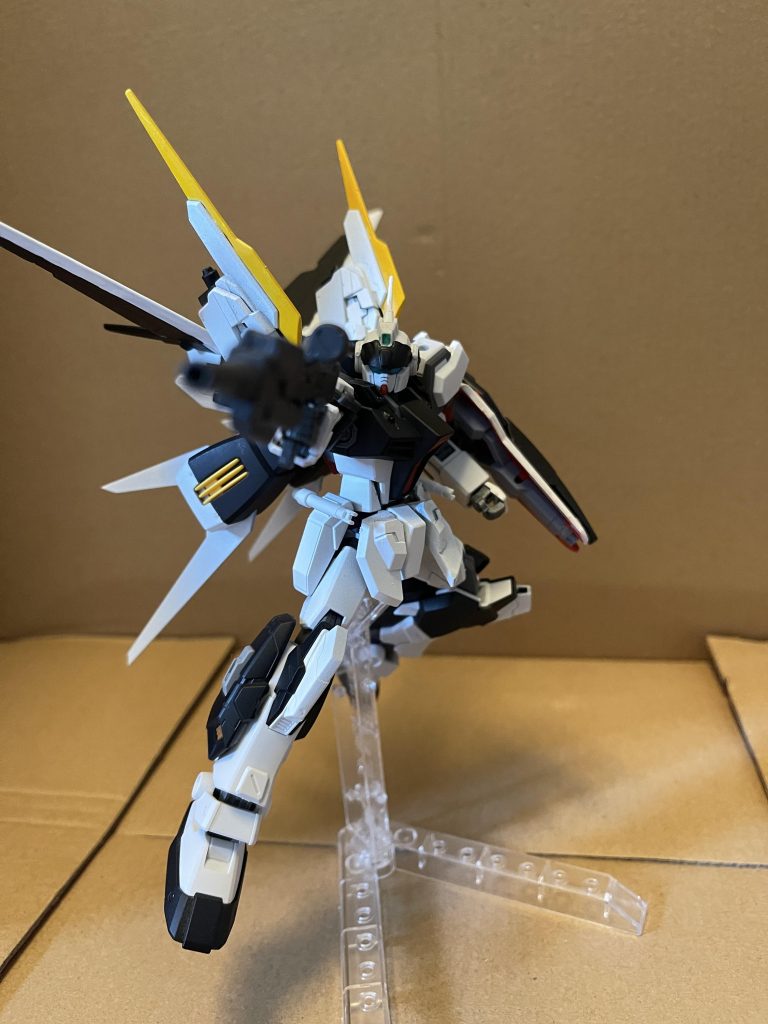 強化ビームライフルデスティニーのライフルを改造した物で連射モードと通常モードを使い分ける事が出来る