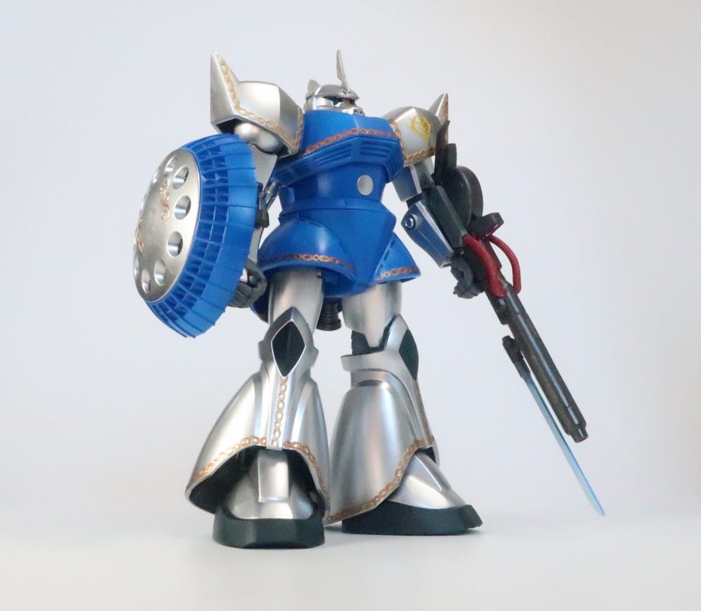 機体解説という駄文～～～本機はネオジオン公国(旧サイド３)において、親衛隊、すなわちロイヤルガードの1機として建造された。その中でも本機は特に、ミネバ・ザビ専用MSの直掩機として位置づけられていた。