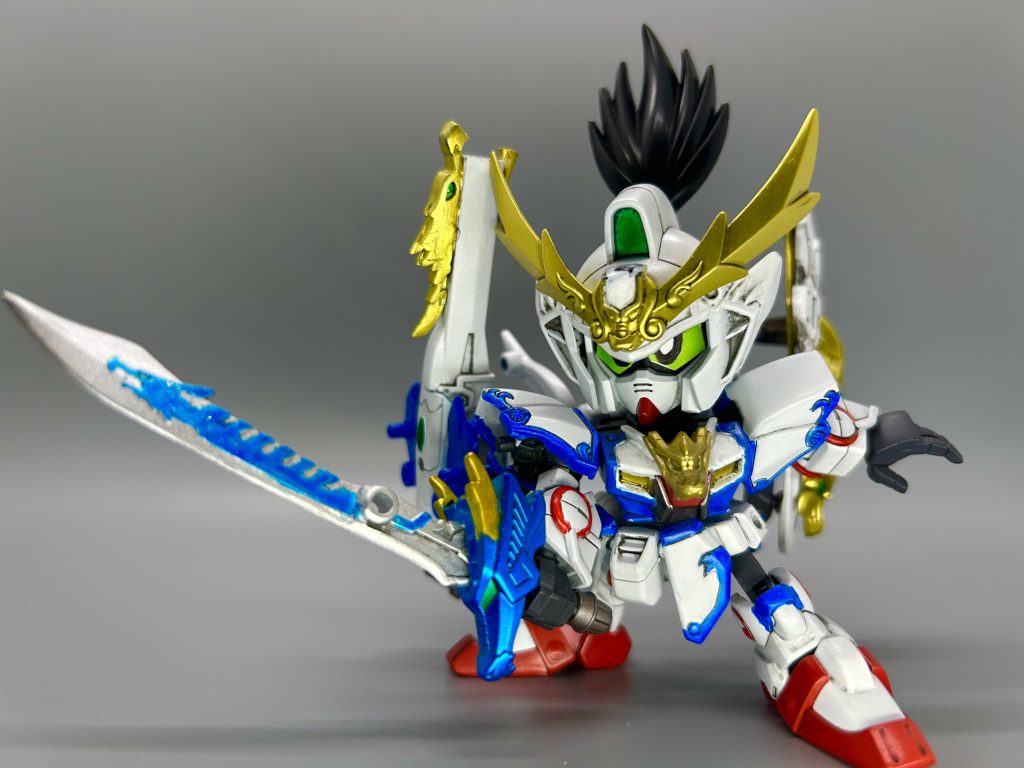 [神器・青龍剣]とある人物から劉雲に託された剣。神獣が封印されている神器の一つで、蒼龍の魂が宿っている。刀身に龍の刻印が施されており、そこから蒼龍の力が漏れ出して青く輝いている。同調する前(=心が通じ合う前)は、鍔にある龍の頭を模した装飾を介して発声し、意思疎通をしていた。虎暁と同じく劉雲もまた剣に関しては素人であったが、仲間との修行の中で持って生まれた才能が開花。努力家な性格も相まって、瞬く間に剣術の腕が上がっていった。・舞台となる大陸の歴史的背景神農が蚩尤を倒して数十年が経ち、大陸の中央に彼の治める国があった時代(=三国伝の時代より遥か昔)。その東西南北に大きな都市があり、それぞれ帝である神農に任命された領主が統治を任されていた。(神農とは、蚩尤を退治し大陸を纏め上げた伝説の英雄。その子孫が代々名を受け継ぎ、統治し続けていた。)劉雲が住む東の街には海に面した商業都市、虎暁が暴れていた西の街には、雄大な自然に囲まれた農業都市がある。北と南には軍事都市があるが、北は高い山々が連なる雪深い地域、南は広大な砂漠地帯と、どちらも過酷な環境に重要な軍事拠点が設けられている。(後々物語が展開する際の、設定メモとして置いておきますw)