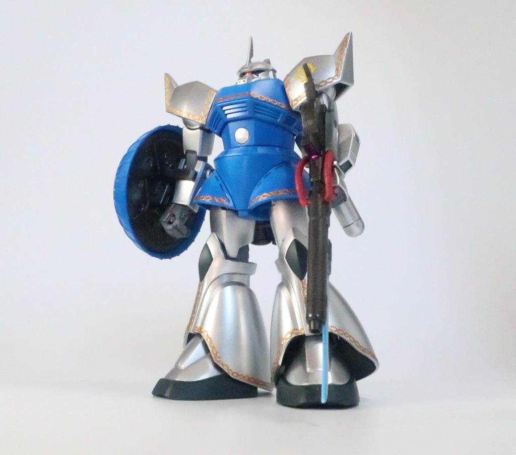 HGUCゲルググは少々ずんぐりなのが魅力ですが、ロイヤルガードなので身長を5ミリほど伸ばしています。