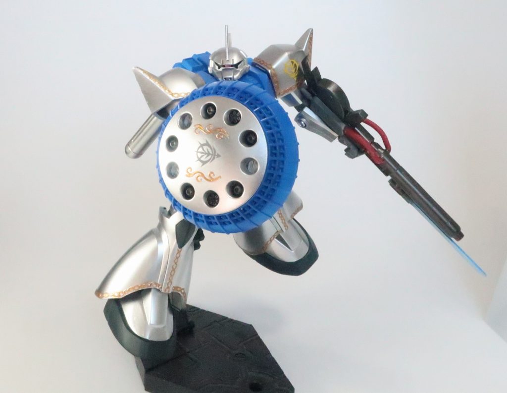 ガードであるからには盾が必要です。この盾には小型ミサイル、フラッシュライト、低出力ビーム砲、バルカン砲が仕込まれています。盾に武器を仕込むのはギャン以来、ジオンの伝統芸ですよね。